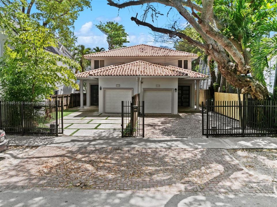 Vendido Recientemente: $1,790,000 (3 camas, 2 baños, 2160 Pies cuadrados)