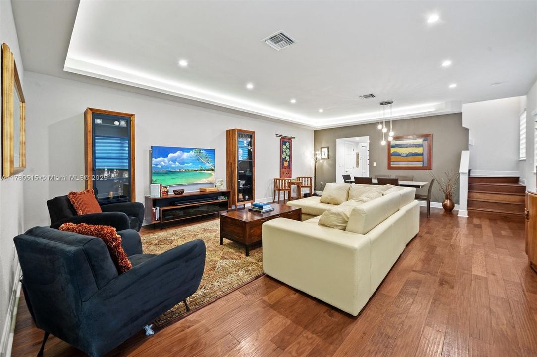 Vendido Recientemente: $1,790,000 (3 camas, 2 baños, 2160 Pies cuadrados)