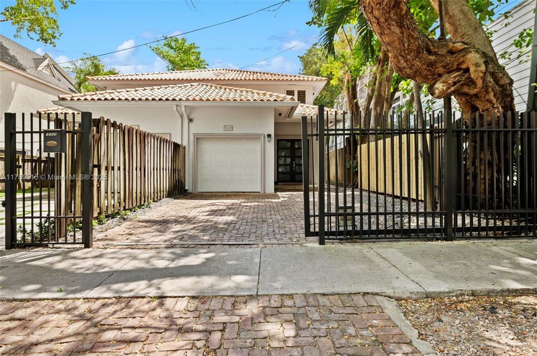 Vendido Recientemente: $1,790,000 (3 camas, 2 baños, 2160 Pies cuadrados)