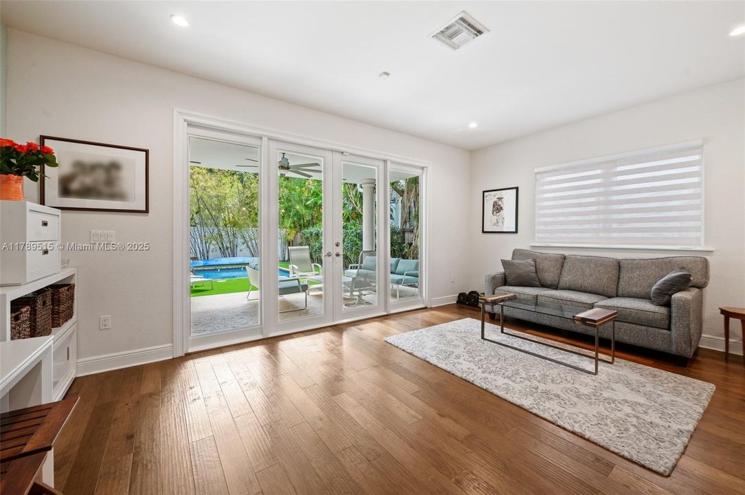 Vendido Recientemente: $1,790,000 (3 camas, 2 baños, 2160 Pies cuadrados)