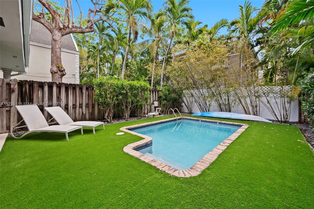 Vendido Recientemente: $1,790,000 (3 camas, 2 baños, 2160 Pies cuadrados)