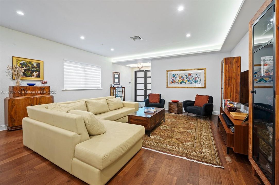 Vendido Recientemente: $1,790,000 (3 camas, 2 baños, 2160 Pies cuadrados)