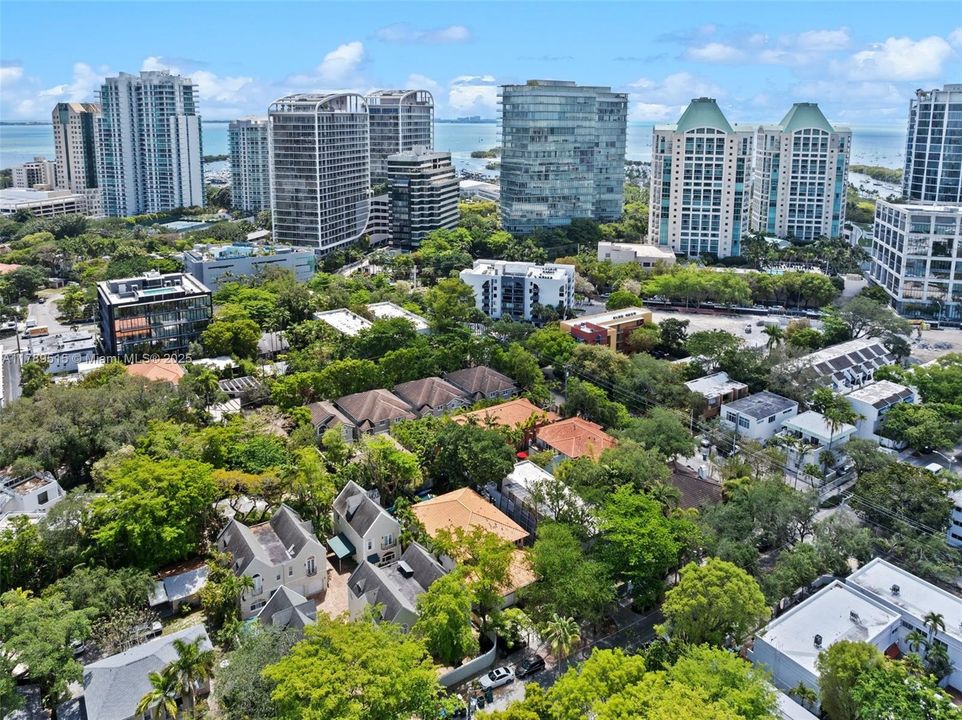 Vendido Recientemente: $1,790,000 (3 camas, 2 baños, 2160 Pies cuadrados)