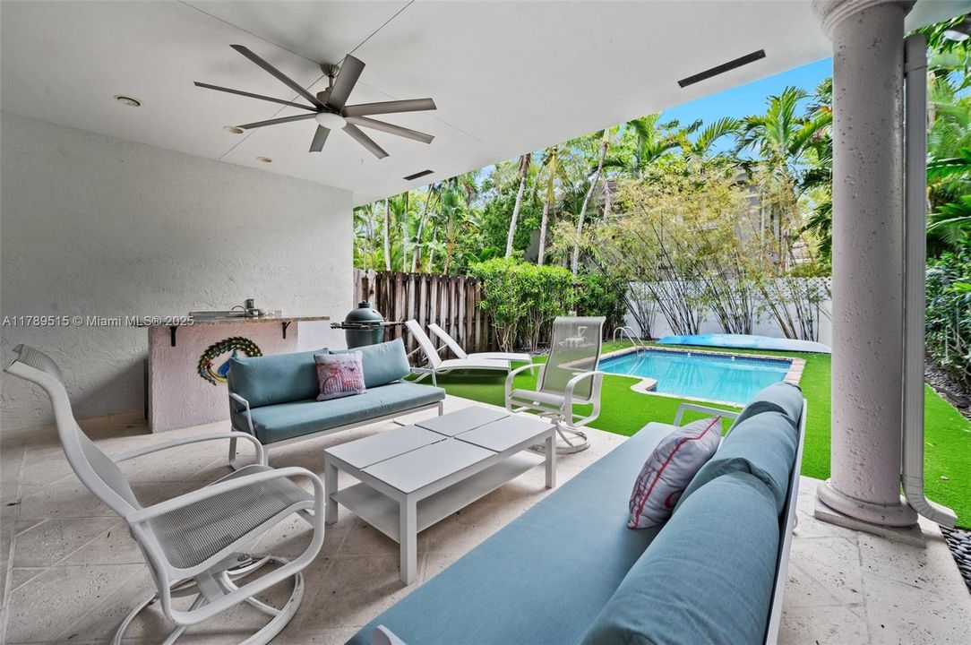 Vendido Recientemente: $1,790,000 (3 camas, 2 baños, 2160 Pies cuadrados)