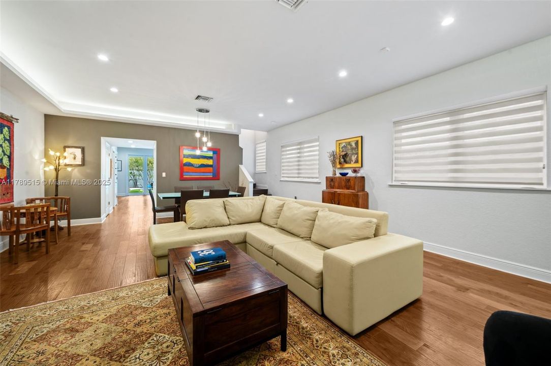 Vendido Recientemente: $1,790,000 (3 camas, 2 baños, 2160 Pies cuadrados)