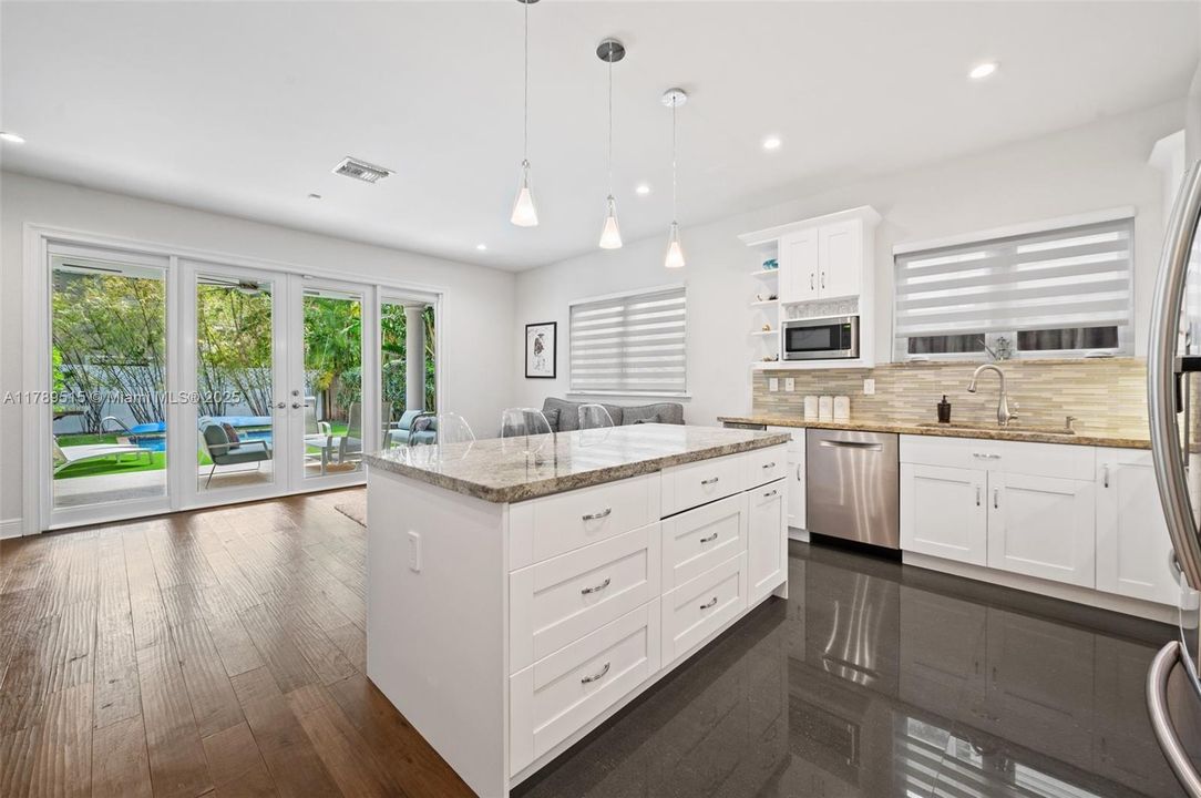 Vendido Recientemente: $1,790,000 (3 camas, 2 baños, 2160 Pies cuadrados)