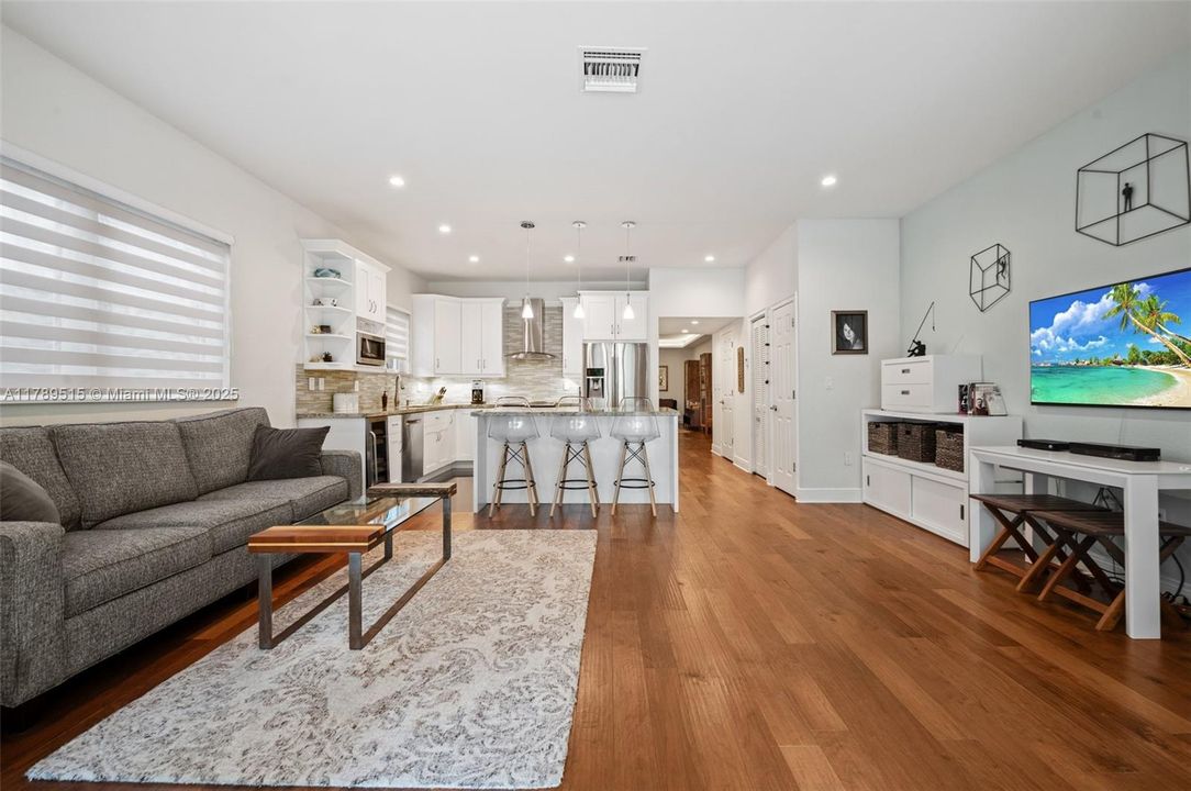 Vendido Recientemente: $1,790,000 (3 camas, 2 baños, 2160 Pies cuadrados)