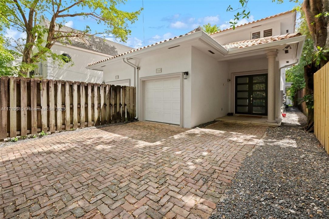 Vendido Recientemente: $1,790,000 (3 camas, 2 baños, 2160 Pies cuadrados)