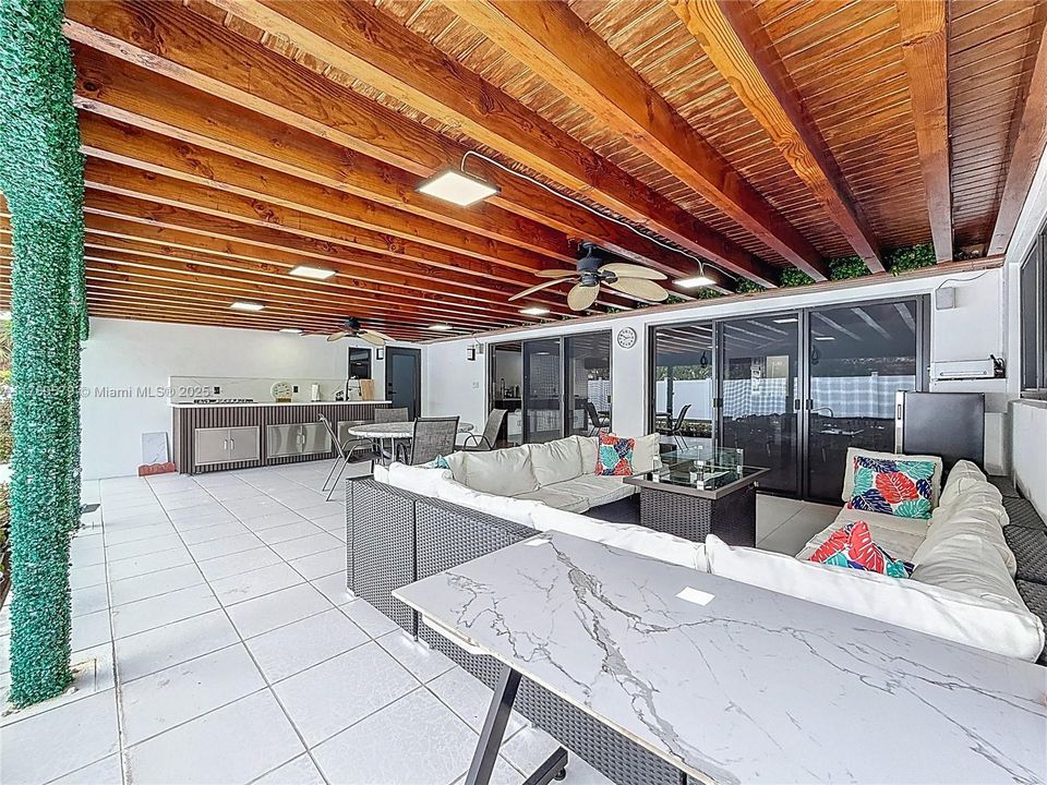 Недавно арендовано: $7,700 (5 спален, 4 ванн, 3857 Квадратных фут)