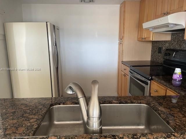 For Sale: $259,900 (1 beds, 1 baths, 840 Square Feet)