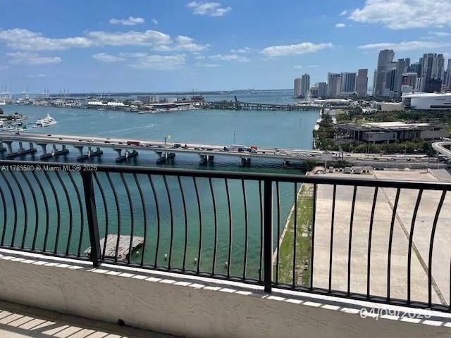 For Sale: $259,900 (1 beds, 1 baths, 840 Square Feet)