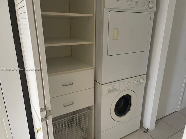 For Sale: $259,900 (1 beds, 1 baths, 840 Square Feet)