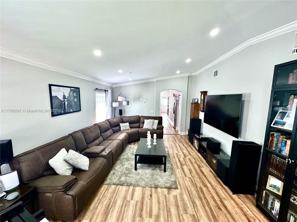 Recently Sold: $574,933 (3 beds, 2 baths, 1665 Square Feet)