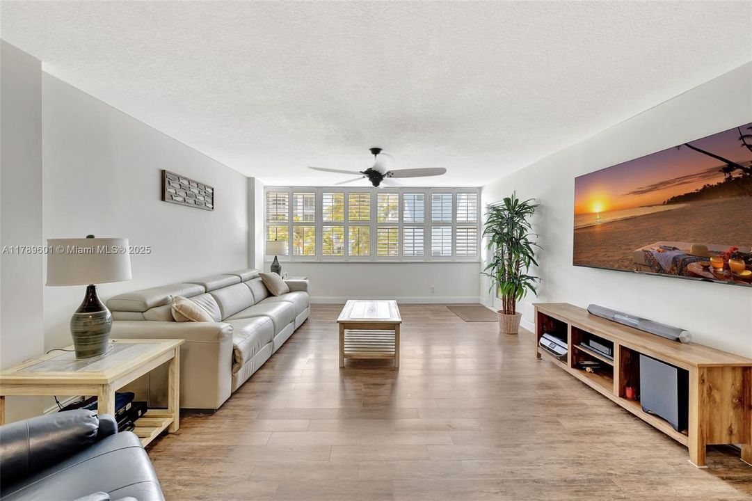 待售: $625,000 (2 贝兹, 2 浴室, 1326 平方英尺)