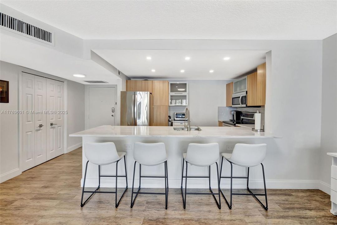 待售: $625,000 (2 贝兹, 2 浴室, 1326 平方英尺)