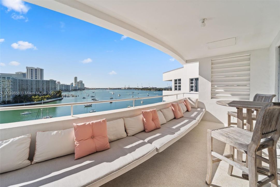 Recently Sold: $2,100,000 (1 beds, 1 baths, 1085 Square Feet)