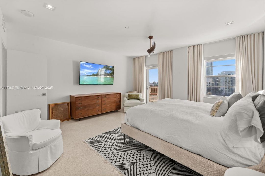 Recently Sold: $2,100,000 (1 beds, 1 baths, 1085 Square Feet)