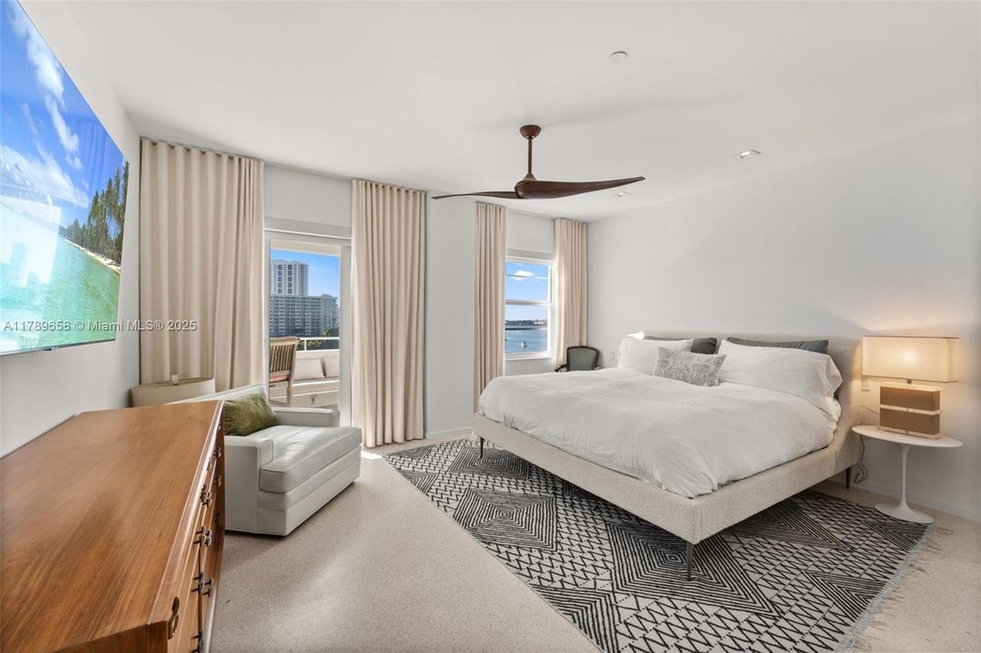 Recently Sold: $2,100,000 (1 beds, 1 baths, 1085 Square Feet)