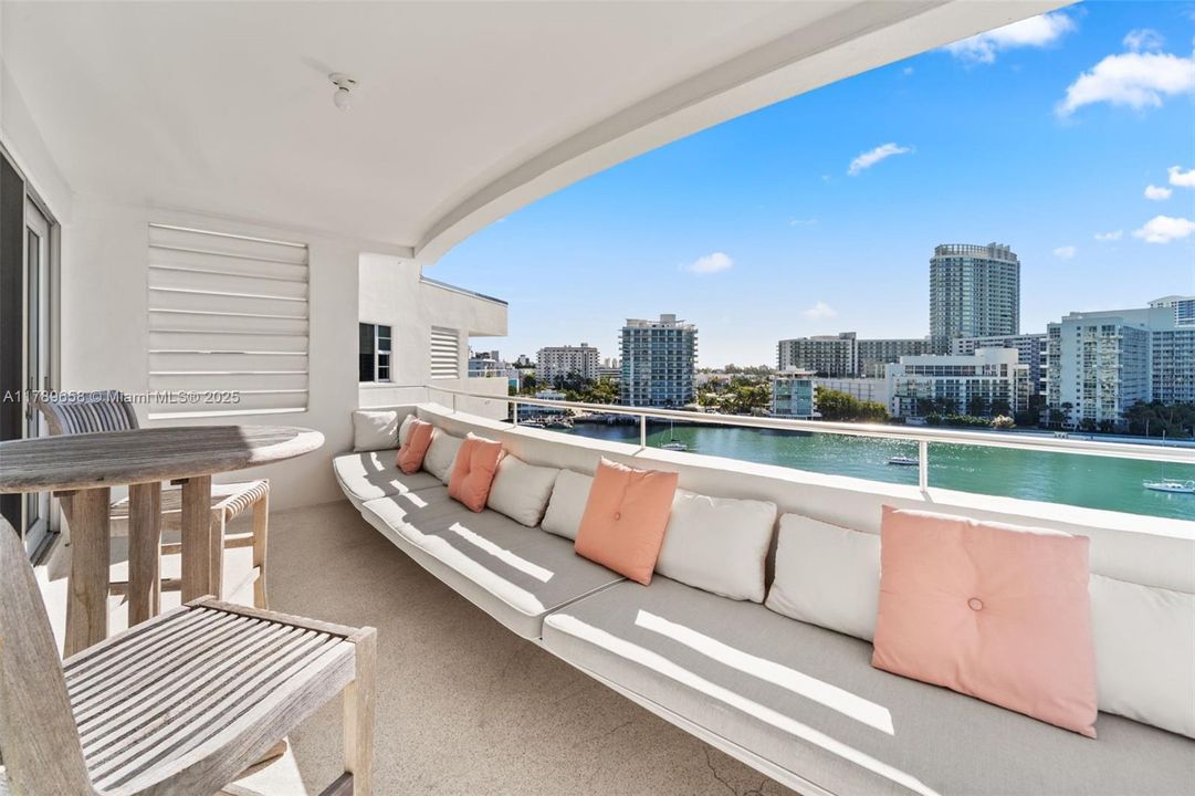 Recently Sold: $2,100,000 (1 beds, 1 baths, 1085 Square Feet)