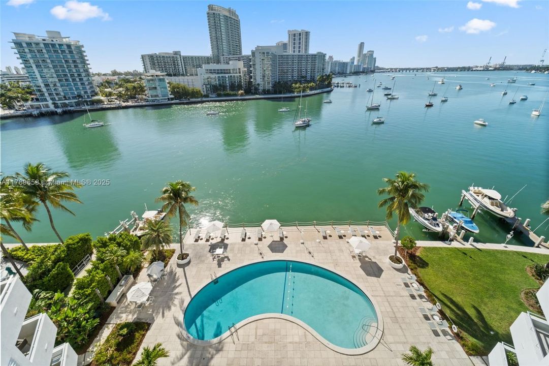 Recently Sold: $2,100,000 (1 beds, 1 baths, 1085 Square Feet)