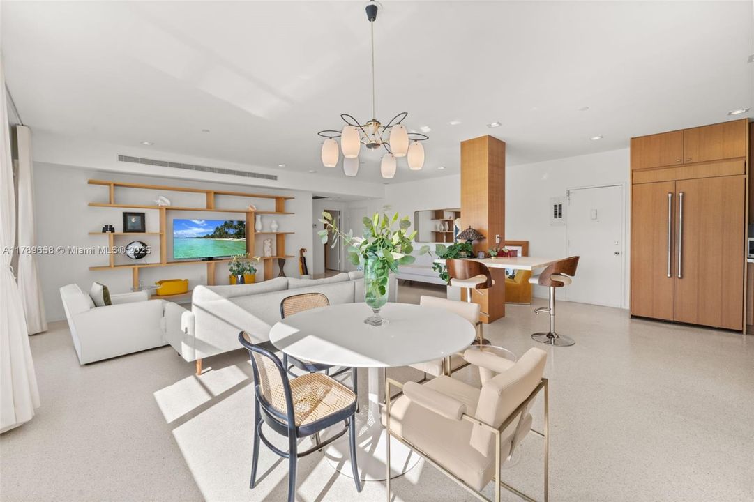 Recently Sold: $2,100,000 (1 beds, 1 baths, 1085 Square Feet)