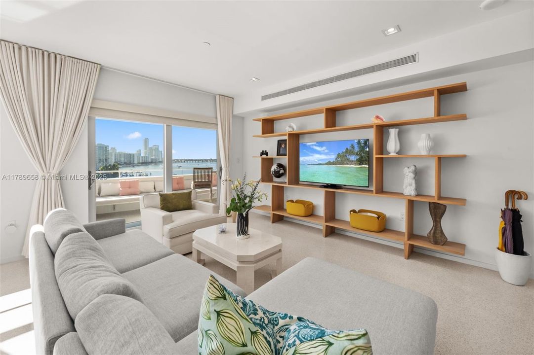 Recently Sold: $2,100,000 (1 beds, 1 baths, 1085 Square Feet)