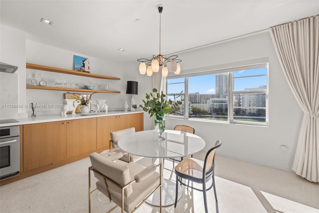 Recently Sold: $2,100,000 (1 beds, 1 baths, 1085 Square Feet)