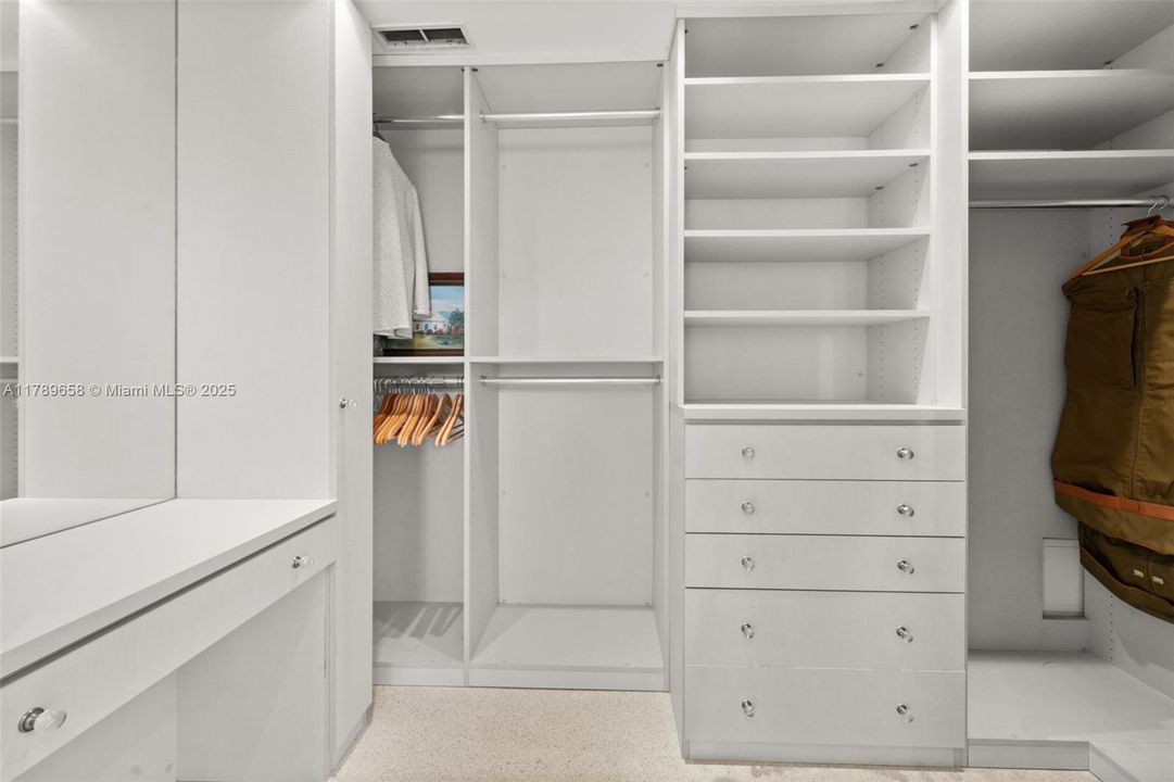 Recently Sold: $2,100,000 (1 beds, 1 baths, 1085 Square Feet)