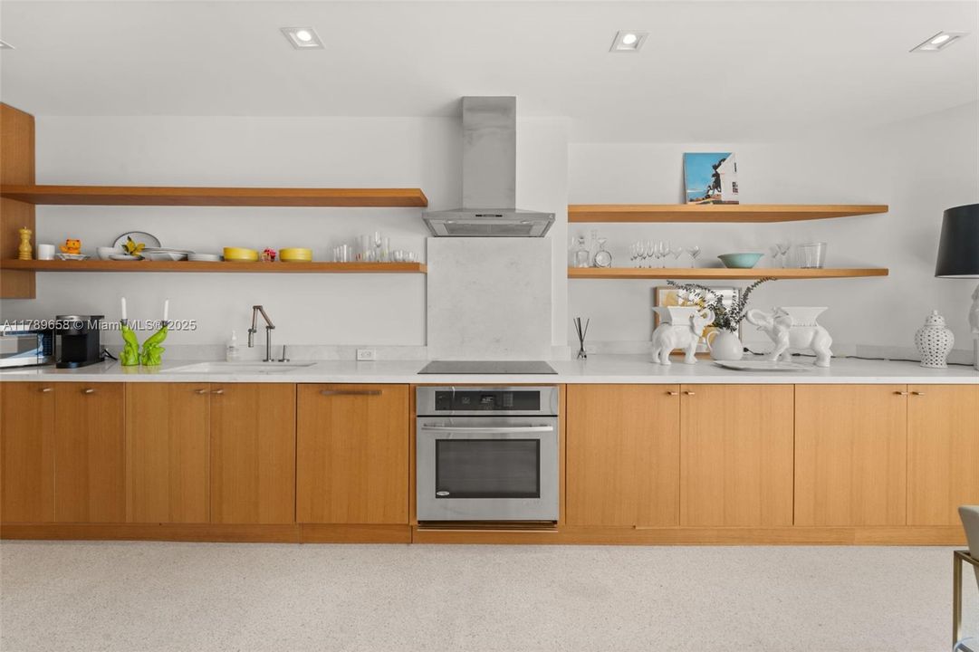 Recently Sold: $2,100,000 (1 beds, 1 baths, 1085 Square Feet)