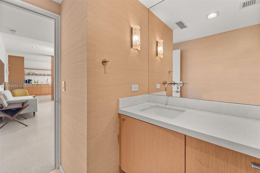 Recently Sold: $2,100,000 (1 beds, 1 baths, 1085 Square Feet)