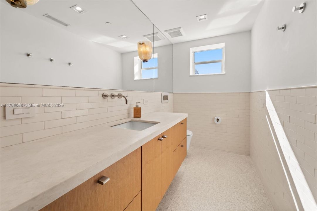 Recently Sold: $2,100,000 (1 beds, 1 baths, 1085 Square Feet)