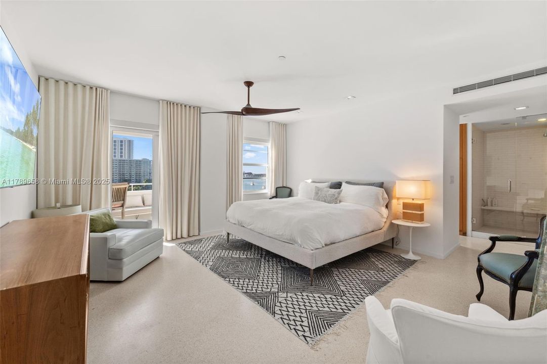 Recently Sold: $2,100,000 (1 beds, 1 baths, 1085 Square Feet)