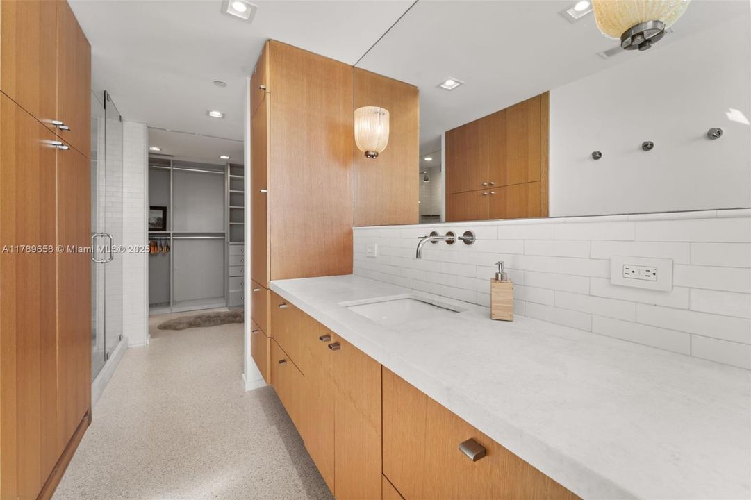 Recently Sold: $2,100,000 (1 beds, 1 baths, 1085 Square Feet)