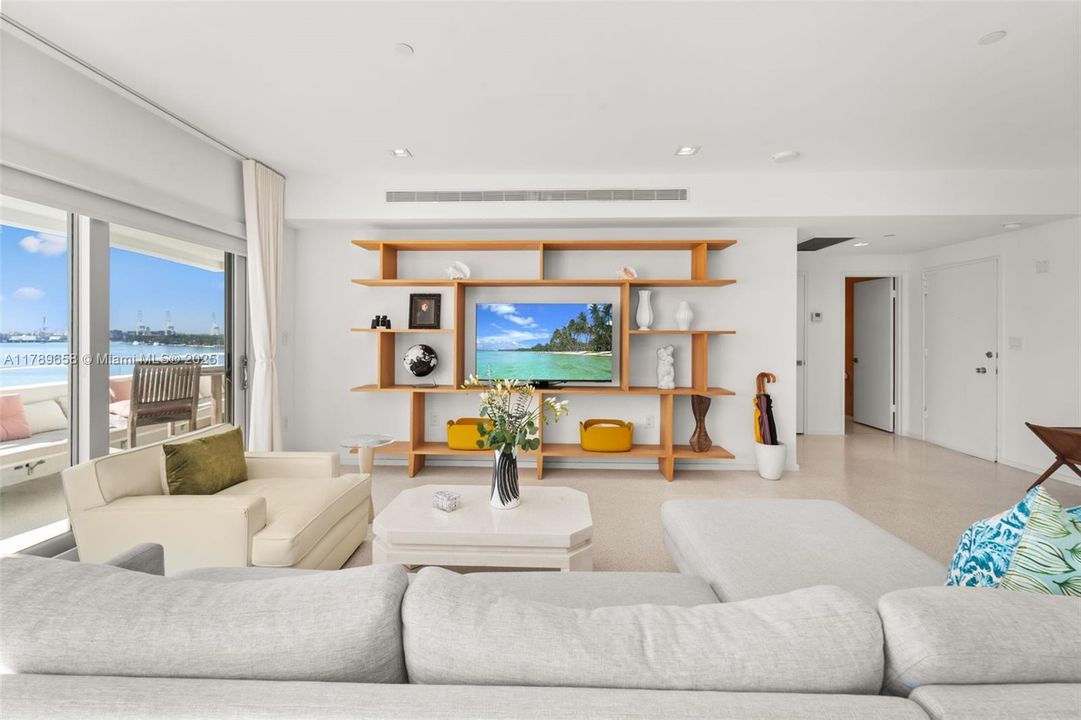 Recently Sold: $2,100,000 (1 beds, 1 baths, 1085 Square Feet)