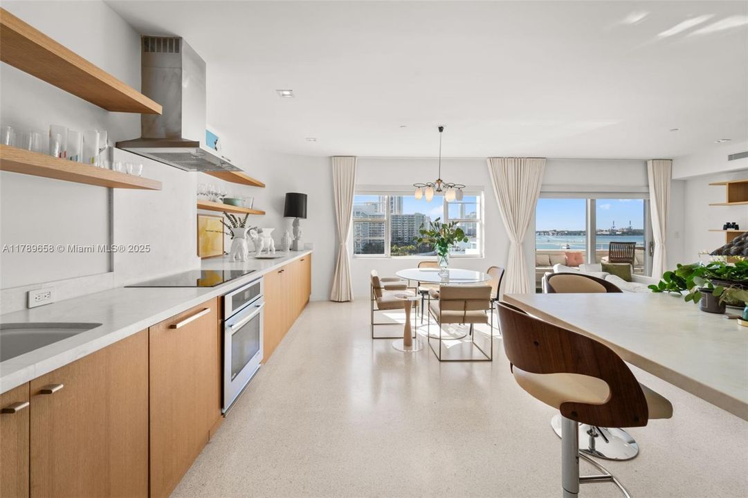 Recently Sold: $2,100,000 (1 beds, 1 baths, 1085 Square Feet)