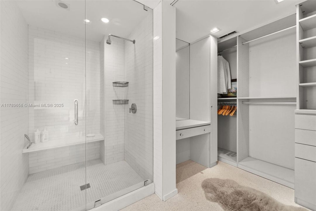 Recently Sold: $2,100,000 (1 beds, 1 baths, 1085 Square Feet)