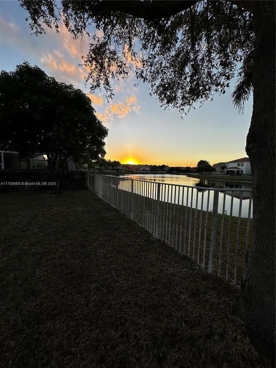 Под контрактом: $4,500 (6 спален, 3 ванн, 3662 Квадратных фут)