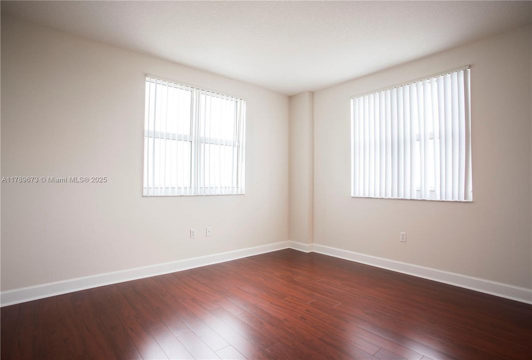 For Sale: $380,000 (2 beds, 1 baths, 1013 Square Feet)
