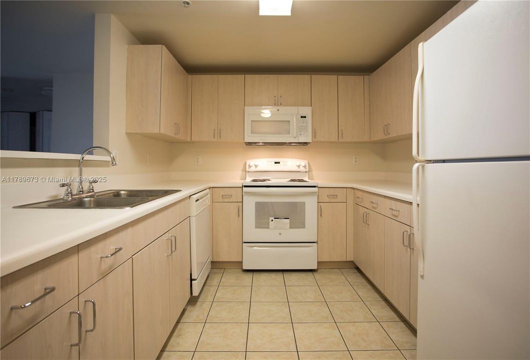 For Sale: $380,000 (2 beds, 1 baths, 1013 Square Feet)
