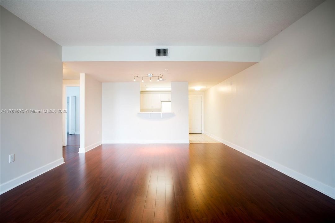 For Sale: $380,000 (2 beds, 1 baths, 1013 Square Feet)
