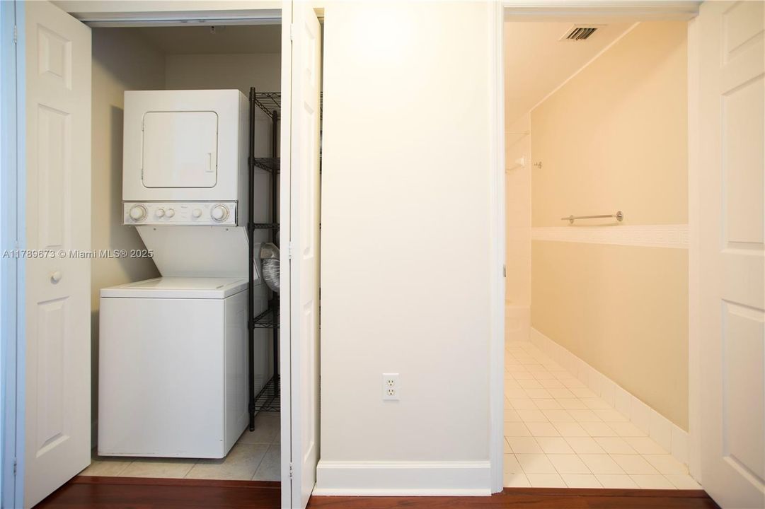 For Sale: $380,000 (2 beds, 1 baths, 1013 Square Feet)