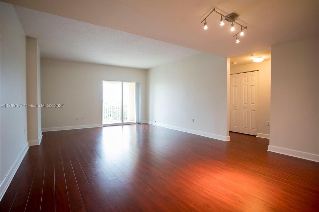 For Sale: $380,000 (2 beds, 1 baths, 1013 Square Feet)