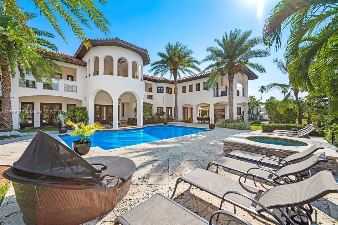 出租: $70,000 (10 贝兹, 9 浴室, 8573 平方英尺)