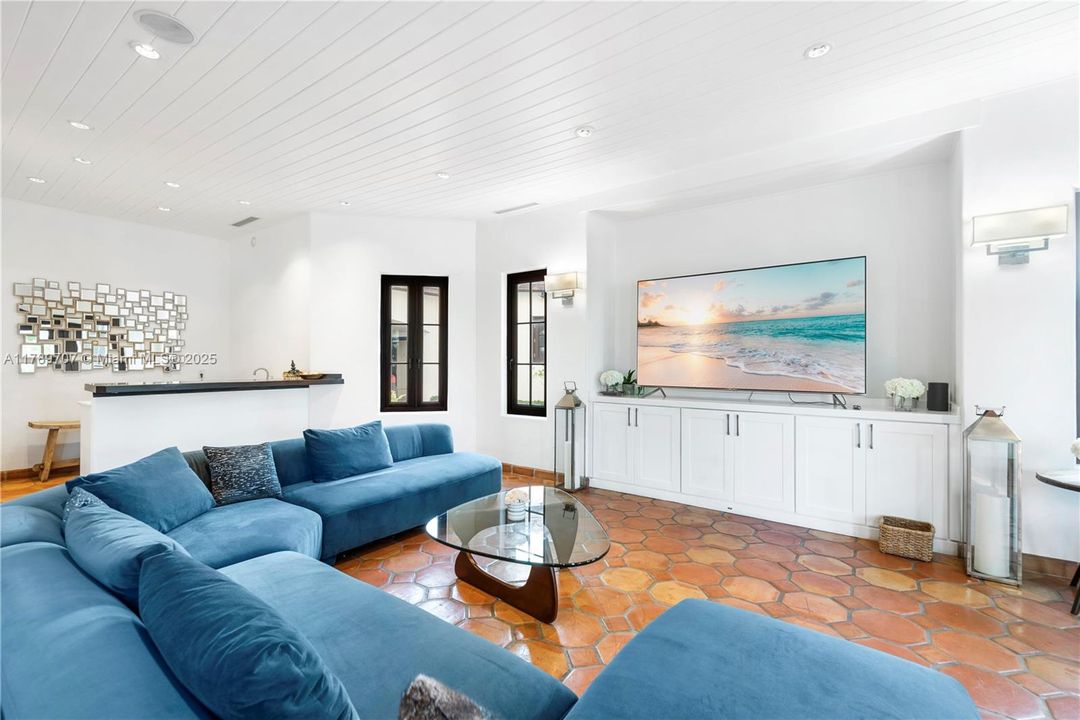 出租: $70,000 (10 贝兹, 9 浴室, 8573 平方英尺)