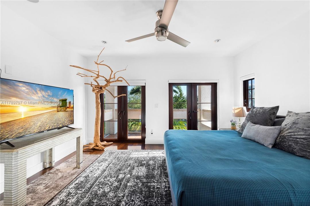 出租: $70,000 (10 贝兹, 9 浴室, 8573 平方英尺)