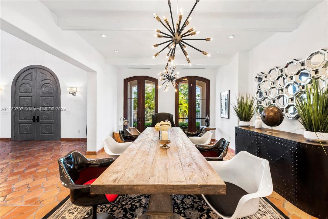 出租: $70,000 (10 贝兹, 9 浴室, 8573 平方英尺)