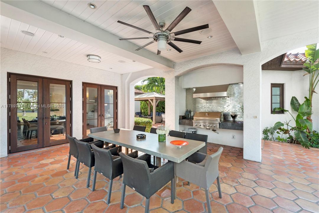 出租: $70,000 (10 贝兹, 9 浴室, 8573 平方英尺)