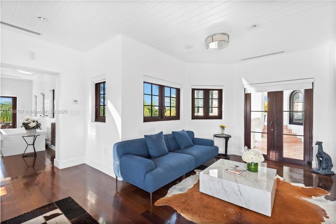 出租: $70,000 (10 贝兹, 9 浴室, 8573 平方英尺)