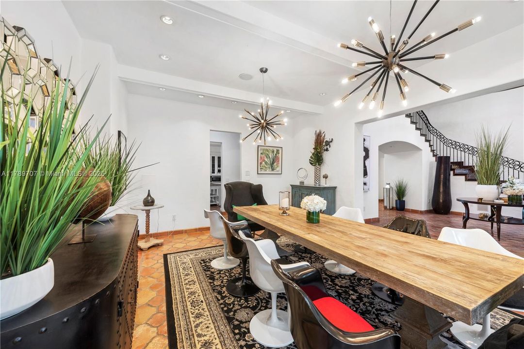 出租: $70,000 (10 贝兹, 9 浴室, 8573 平方英尺)