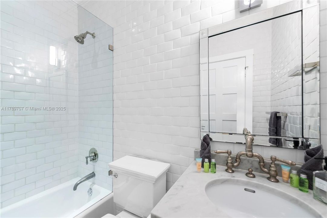 出租: $70,000 (10 贝兹, 9 浴室, 8573 平方英尺)